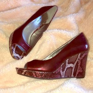 Bandolino metallic peep toe platform wedge